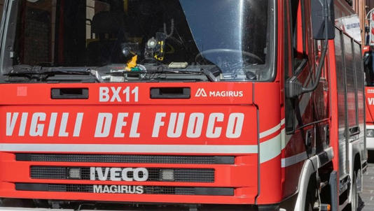 Frontale tra un camion dei vigili del fuoco e una Mini: grave una ...