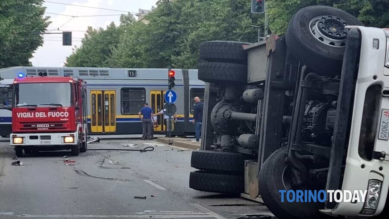 Incidente all’incrocio tra via Fabrizi e corso Lecce a Torino | Tram ...